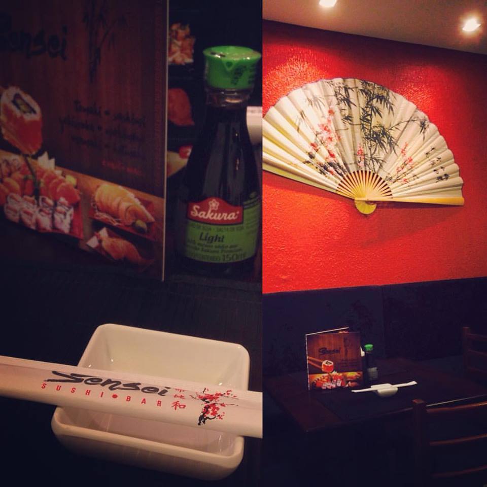 Detalhe da mesa com leque japonês, shoyu e hashi