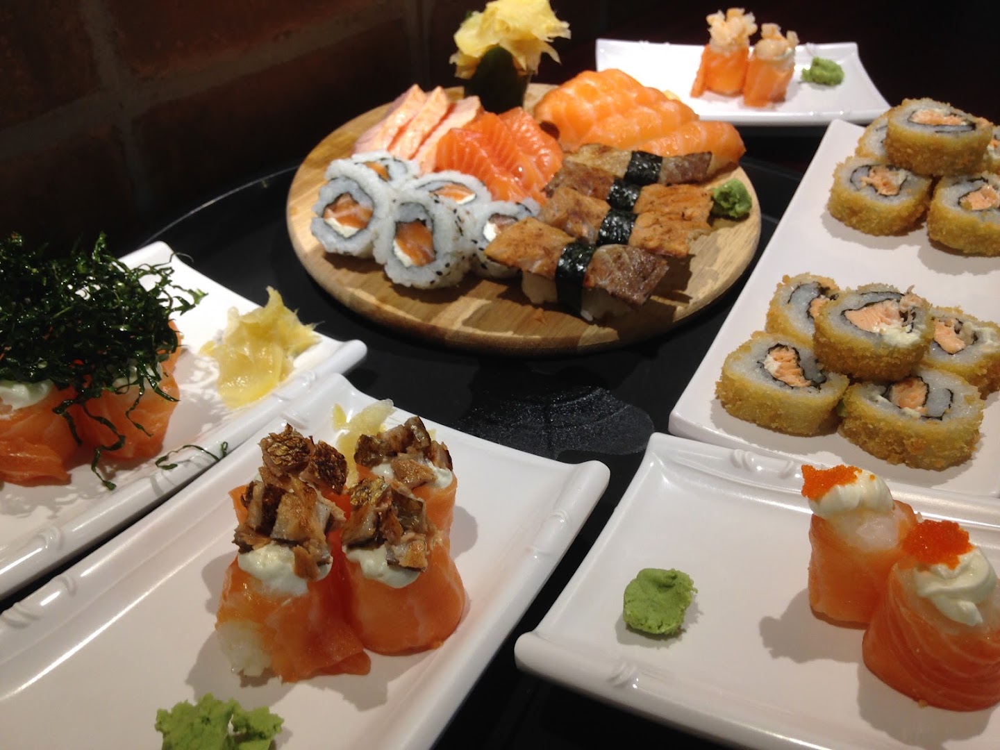 Tábua de sushi variado com temaki e uramaki servida na casa