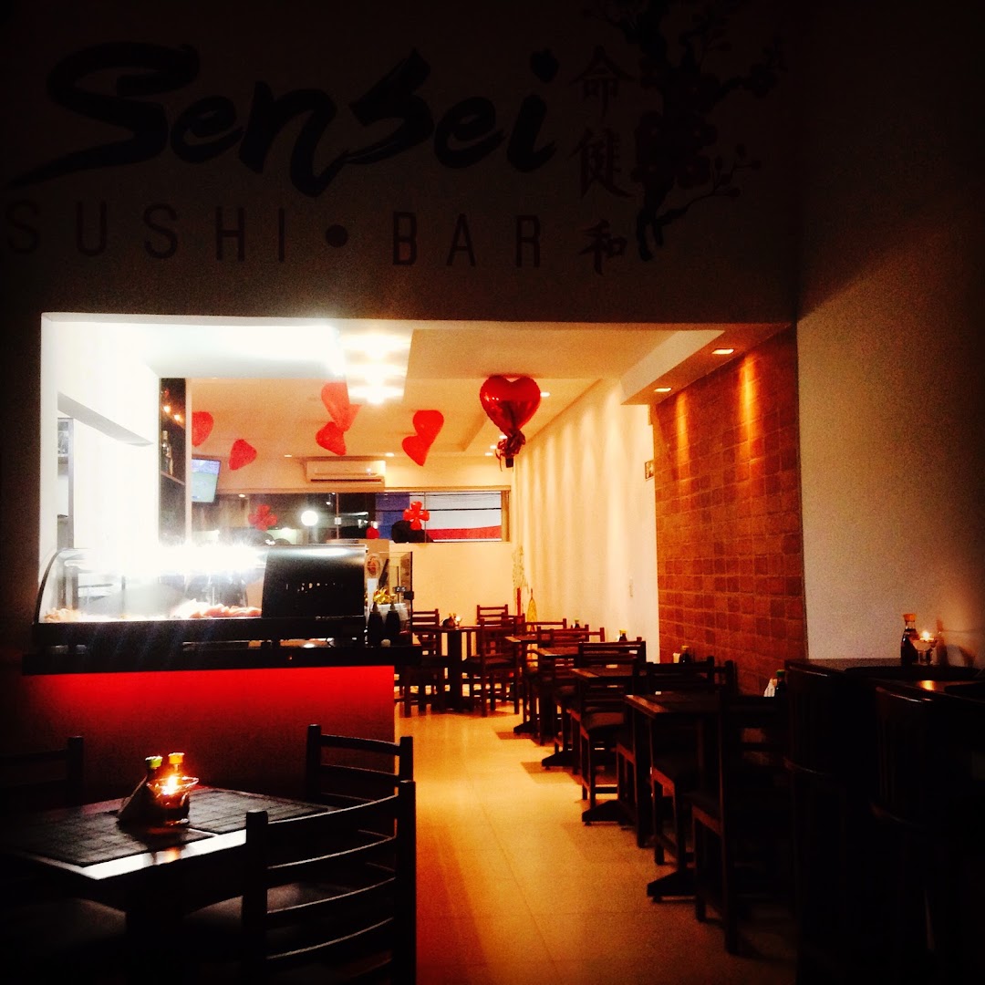 Salão aconchegante do restaurante com iluminação baixa e detalhes em vermelho