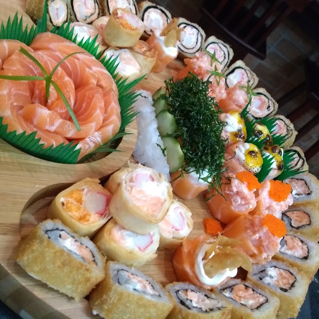 Combinado de sushi variado com rolos e sashimi