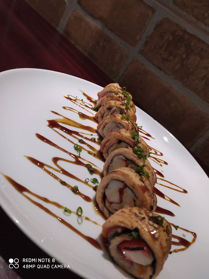 Rolo de sushi especial finalizado com molho