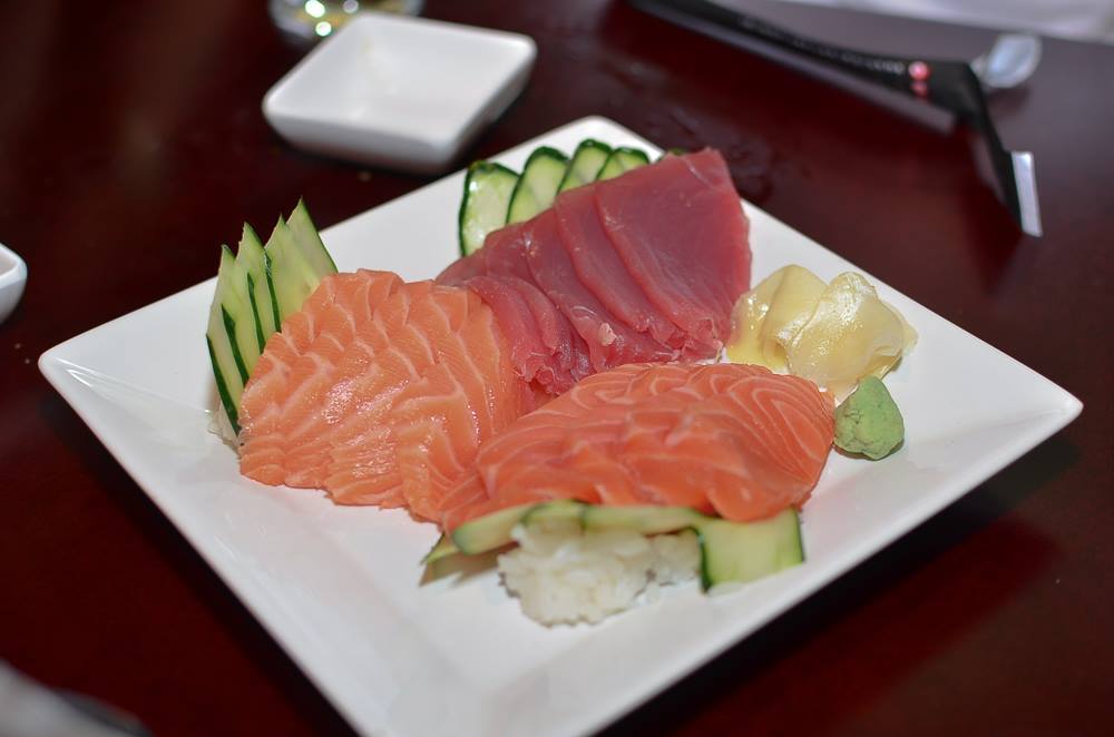 Sashimi de salmão e atum servido com acompanhamentos