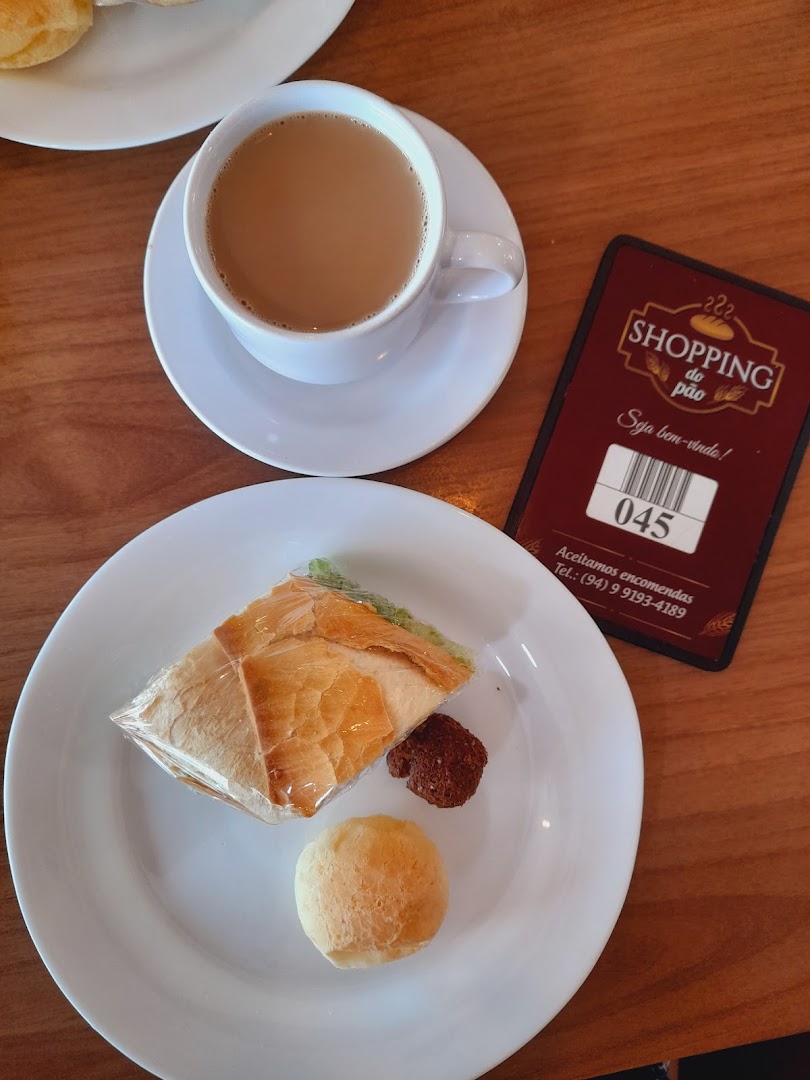 Café acompanhado de pão de queijo e goiabada