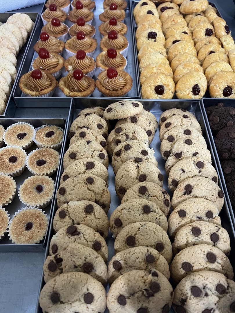 Bandejas com biscoitos e cookies variados