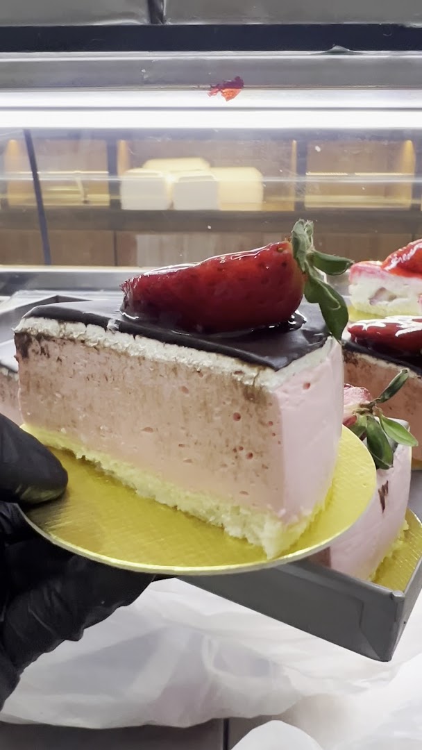 Fatia de cheesecake com cobertura de frutas vermelhas