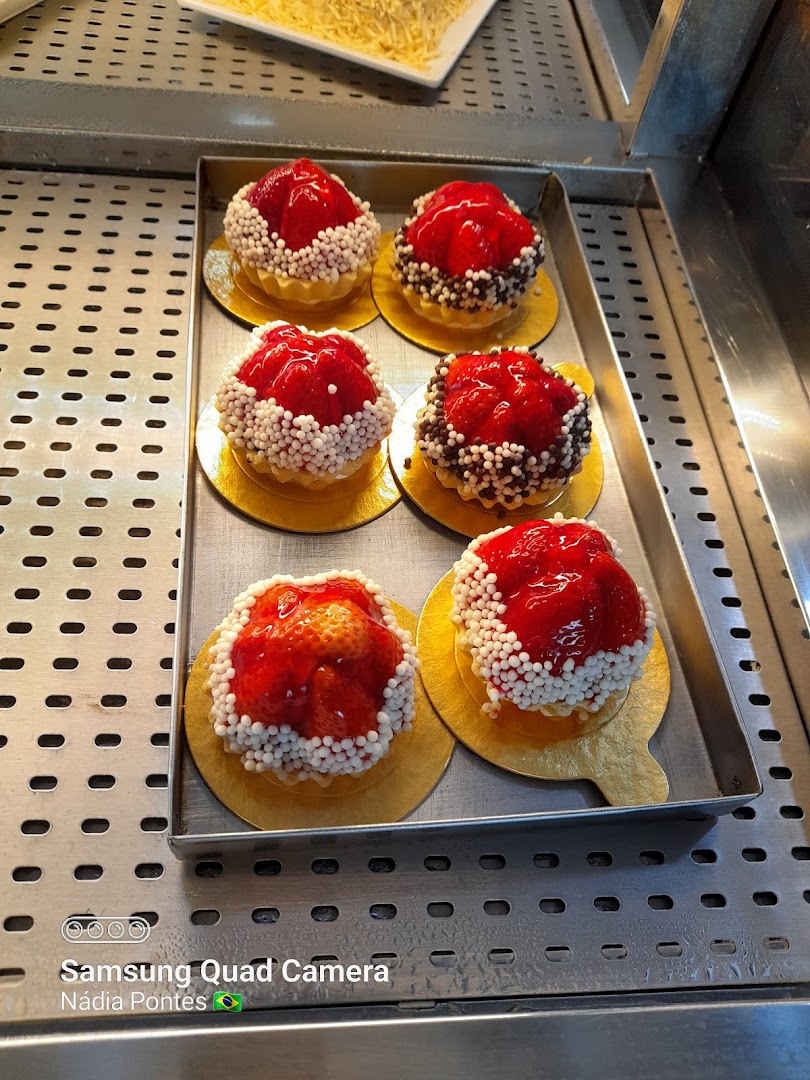 Tortinhas individuais decoradas com morango