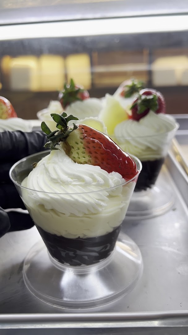 Taças de sobremesa com creme e morango