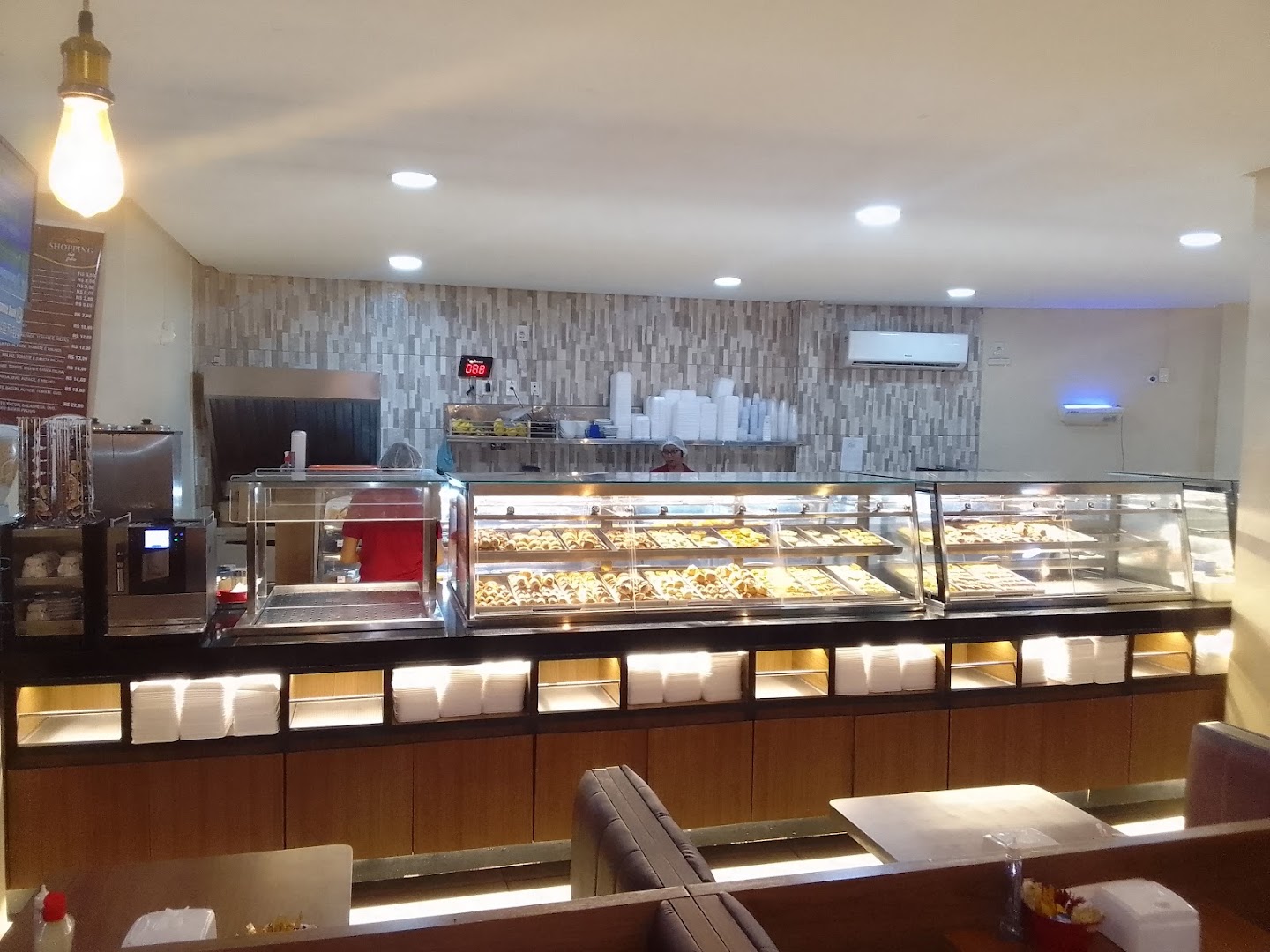 Vitrine da confeitaria repleta de doces e salgados