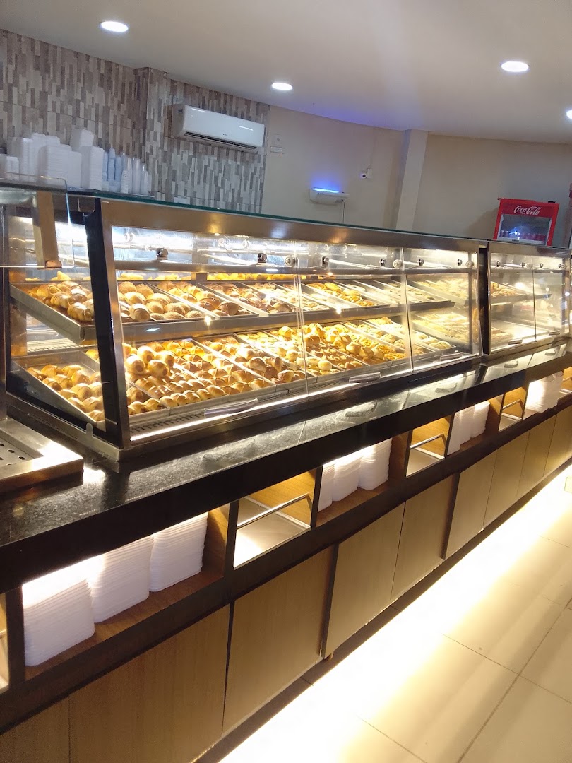 Balcão com pães dourados fresquinhos