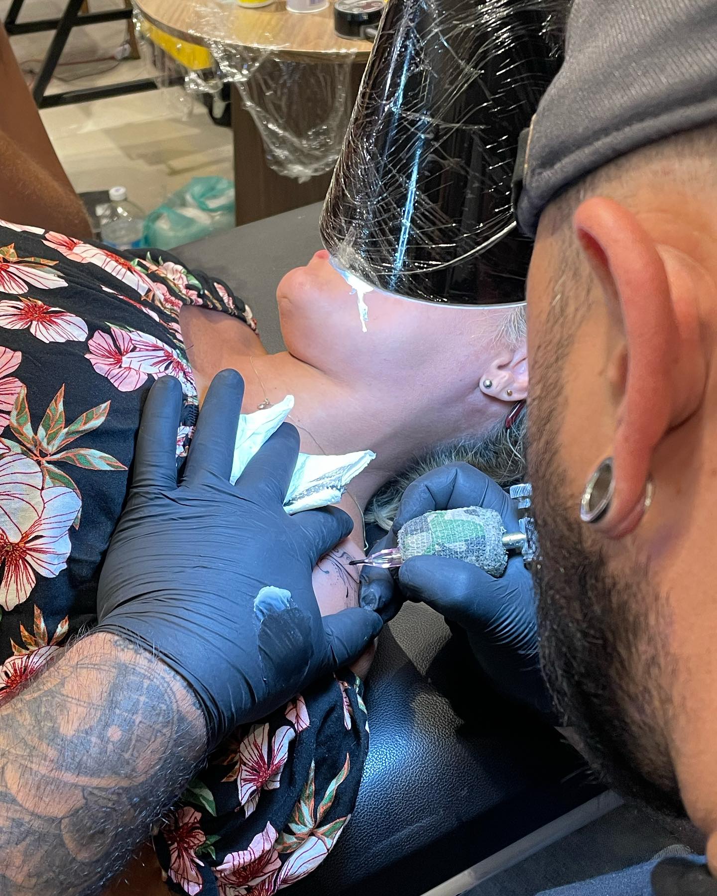 Tatuador em ação