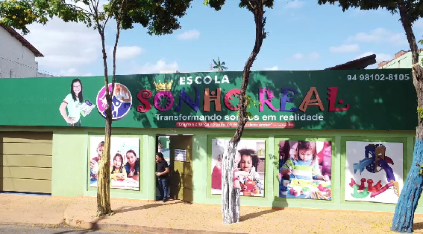 Fachada da Escola Sonho Real com a frase transformando sonhos em realidade
