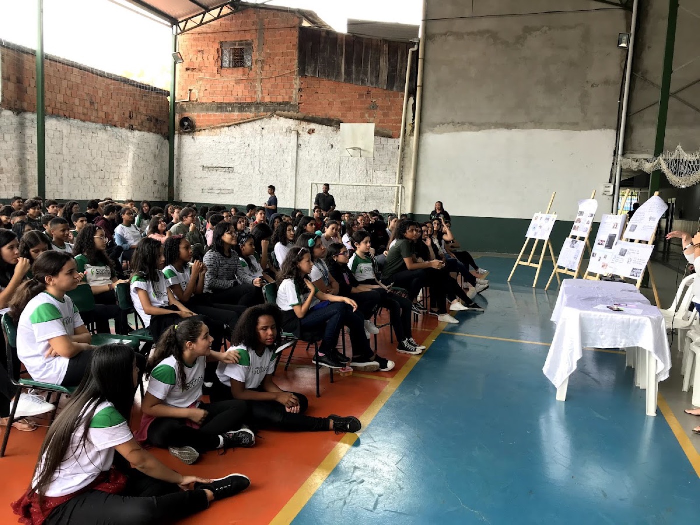 Alunos da Escola Sonho Real em atividade