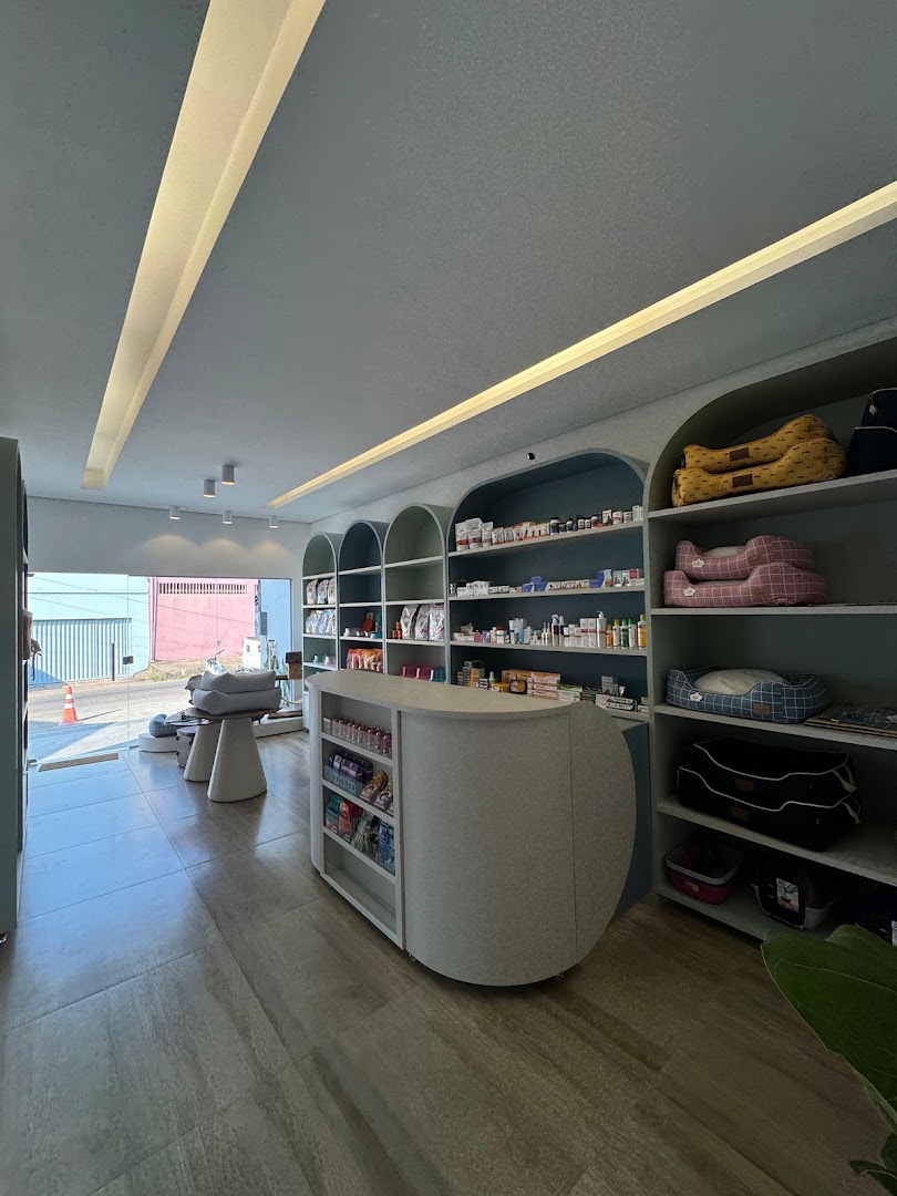 Interior do pet shop com prateleiras e produtos