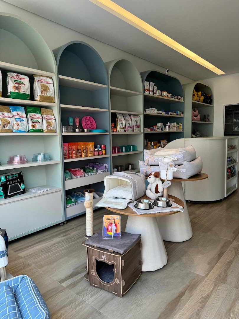 Área do pet shop com prateleiras cheias de produtos