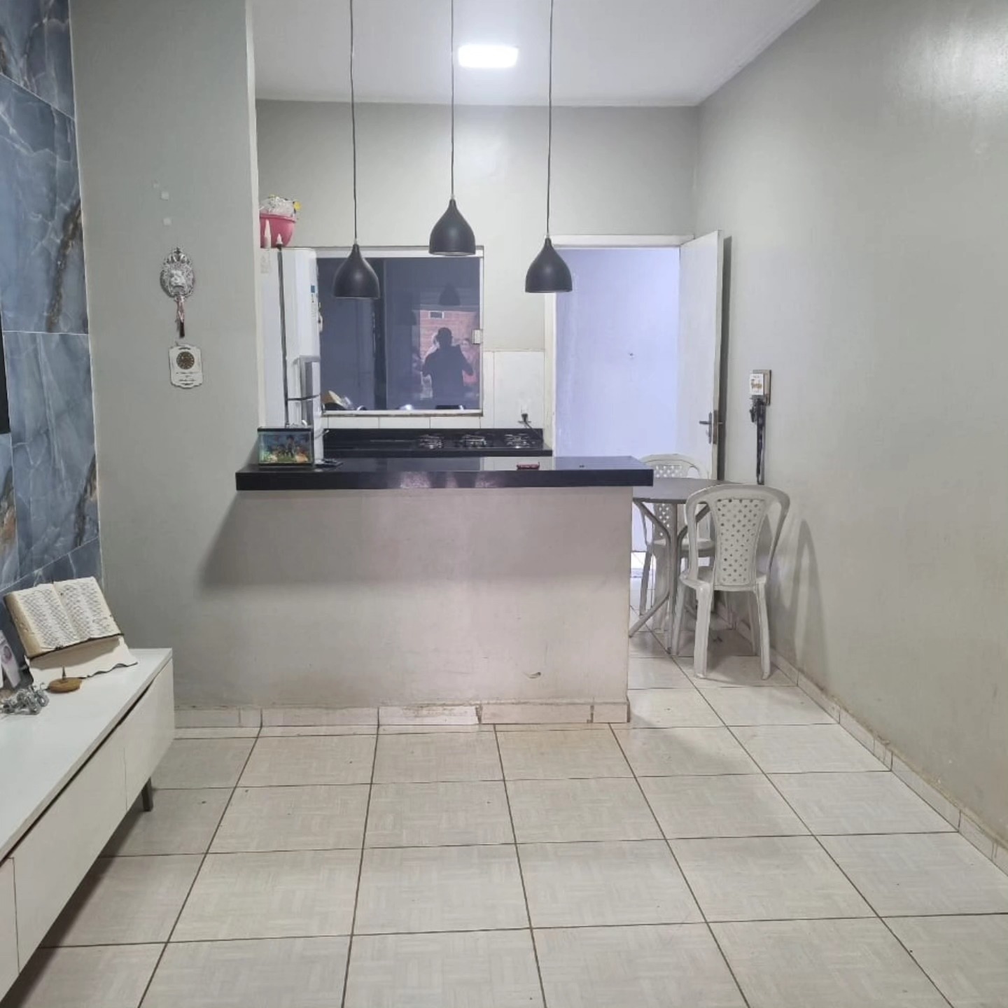 Sala e cozinha integradas com bancada