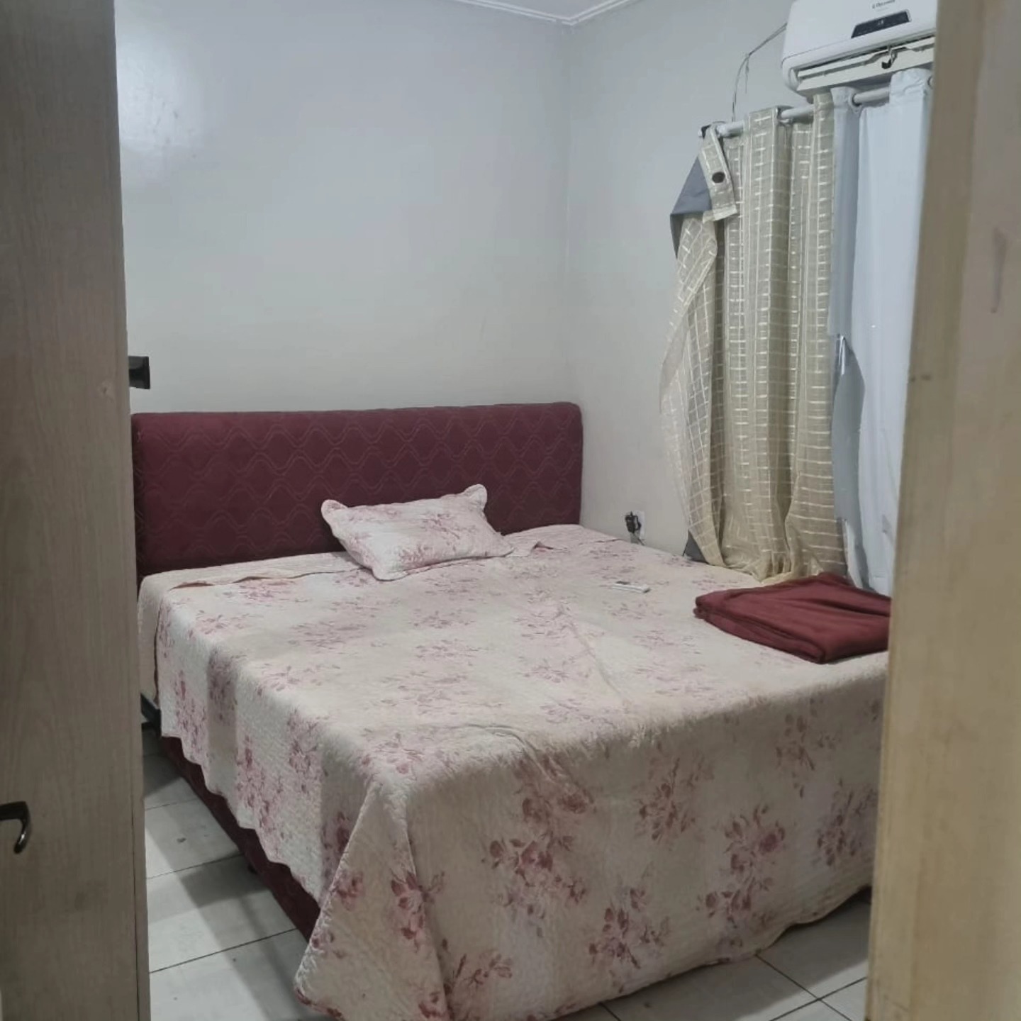 Quarto com cama de casal e ar-condicionado