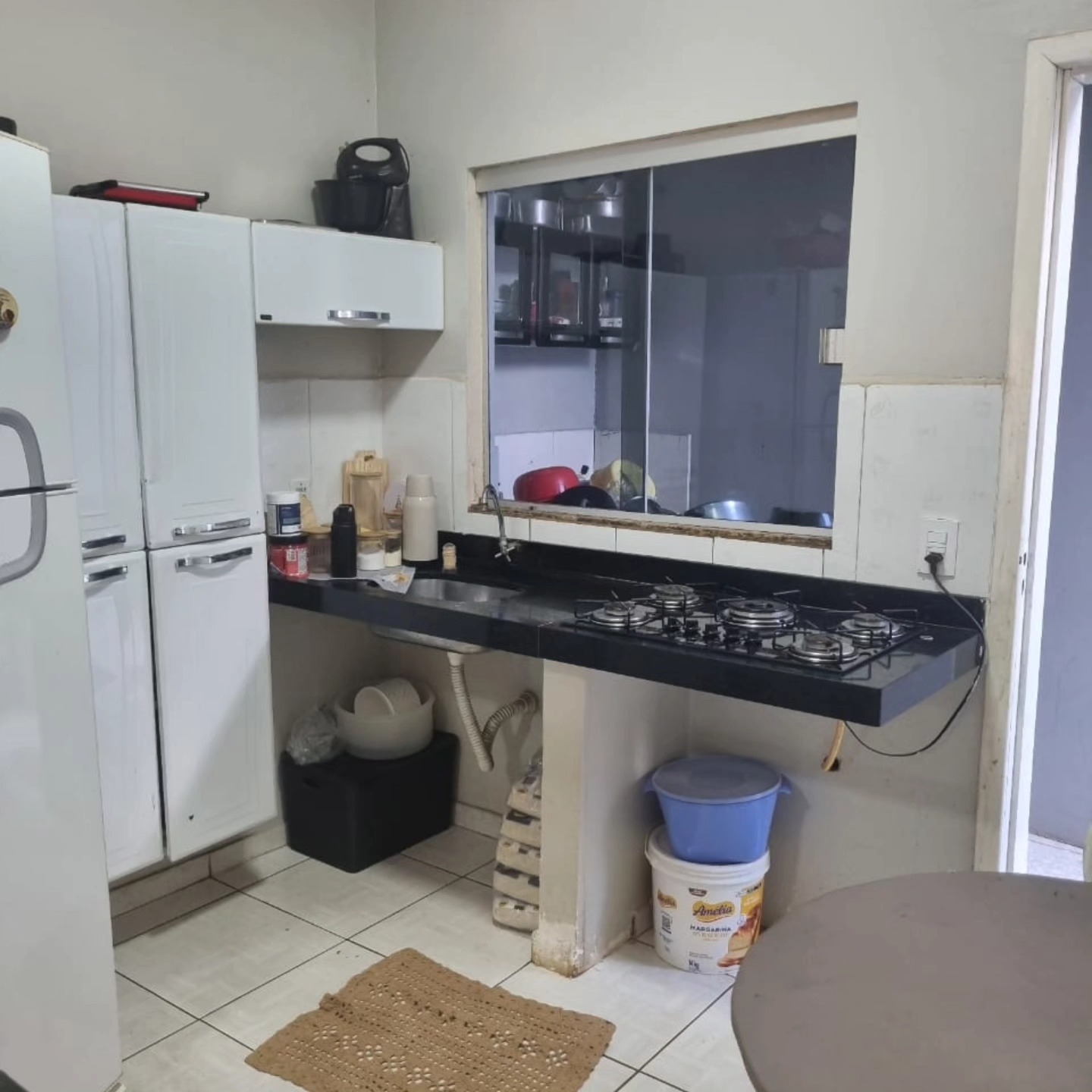 Cozinha equipada com bancada de granito