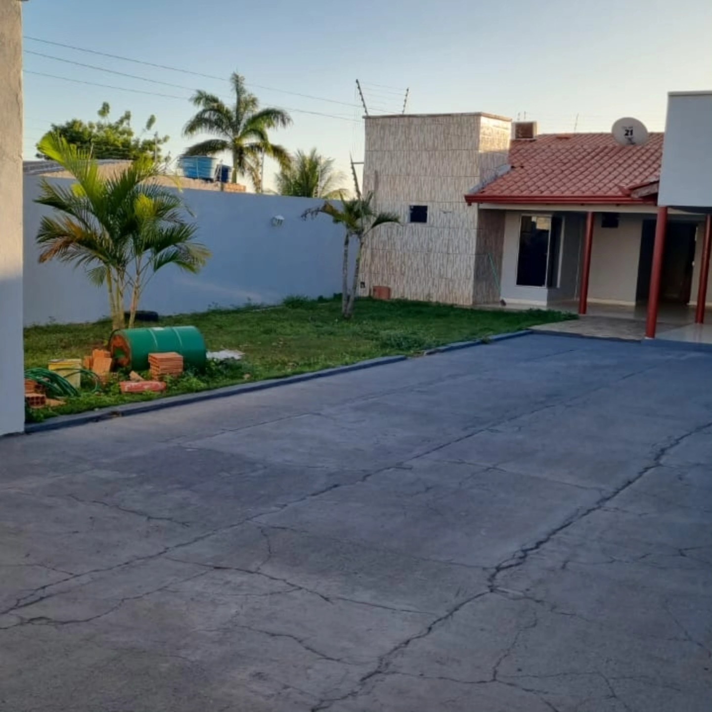 Casa residencial com jardim gramado e garagem em Canaã dos Carajás