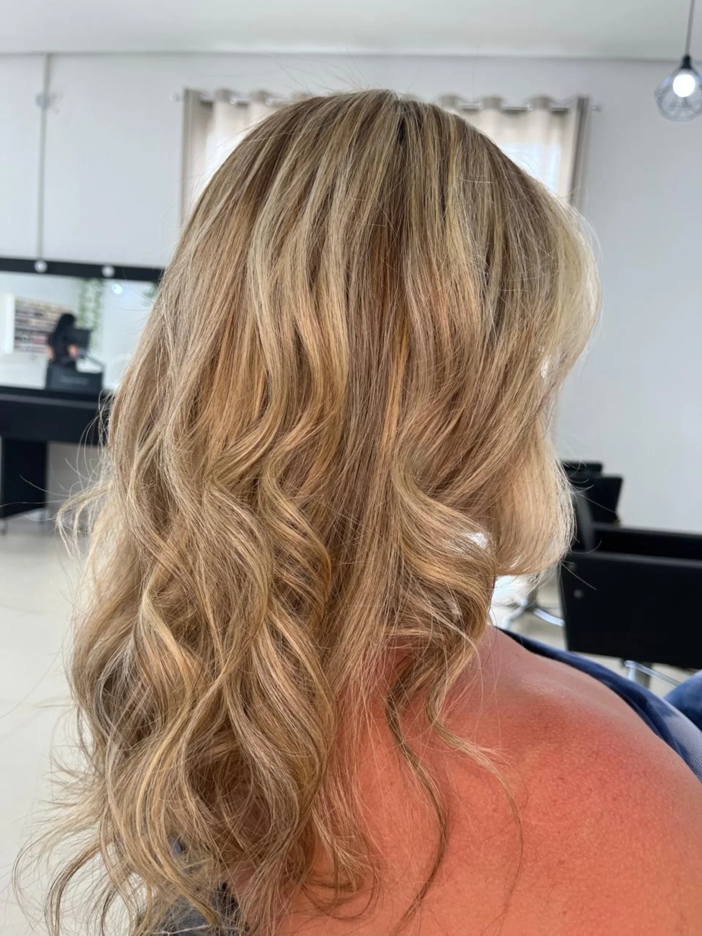 Cabelo loiro com ondas e mechas iluminadas