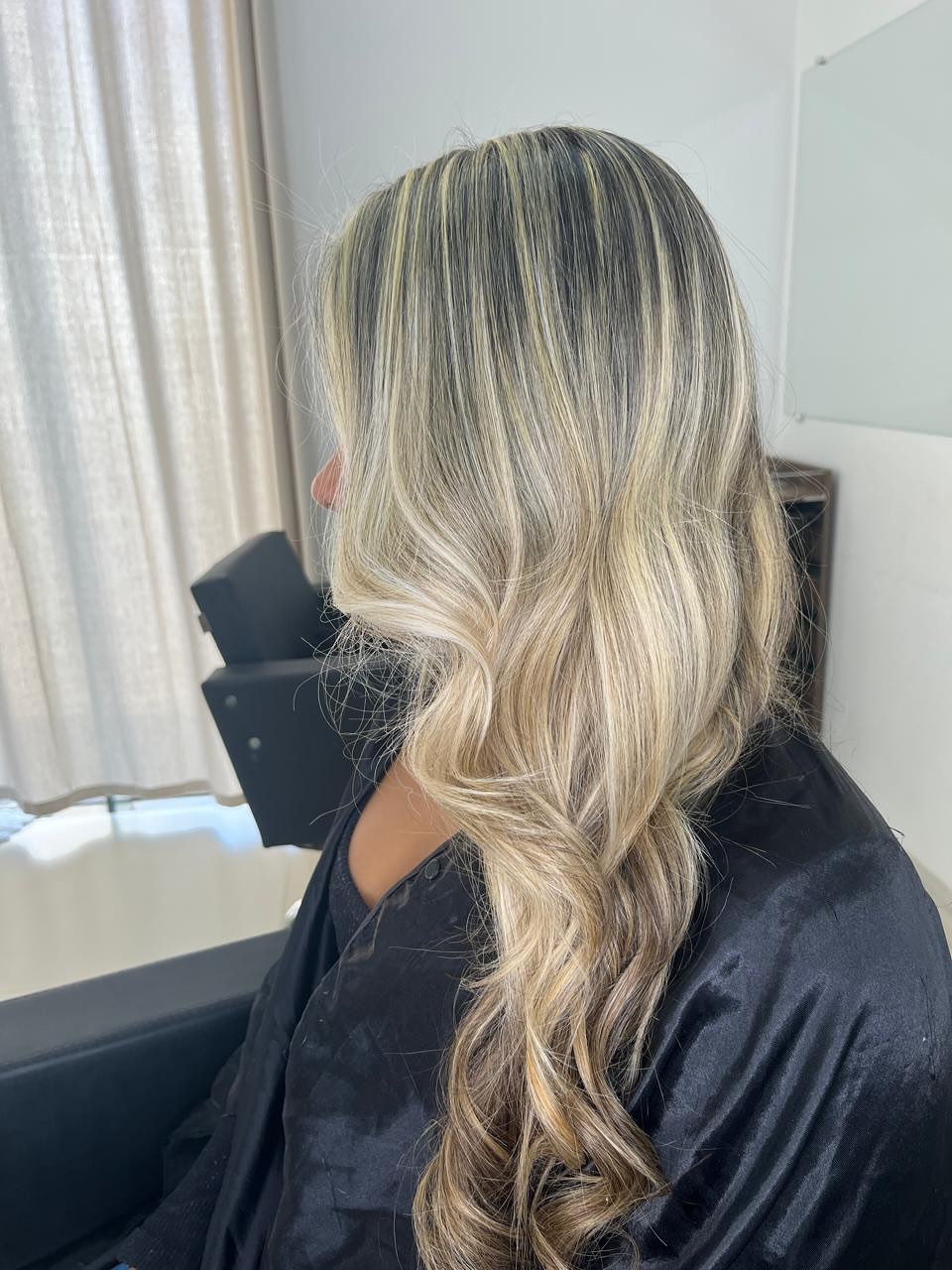 Cabelo com mechas loiras e pontas onduladas