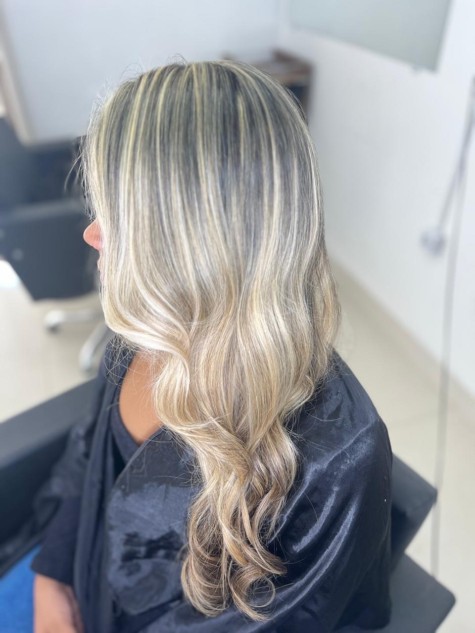 Cabelo loiro platinado com ondas soltas
