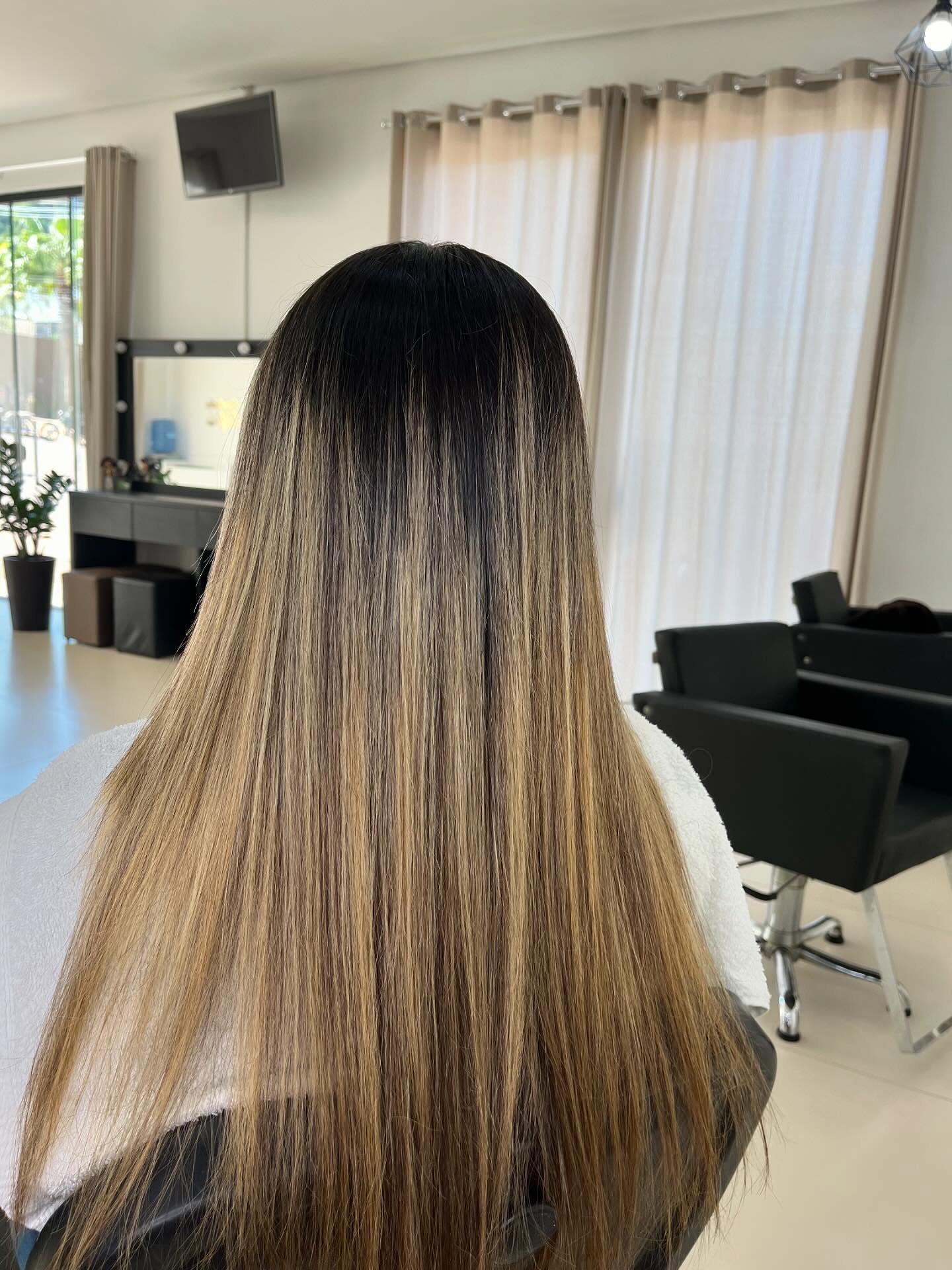 Cabelo liso com balayage do castanho ao loiro