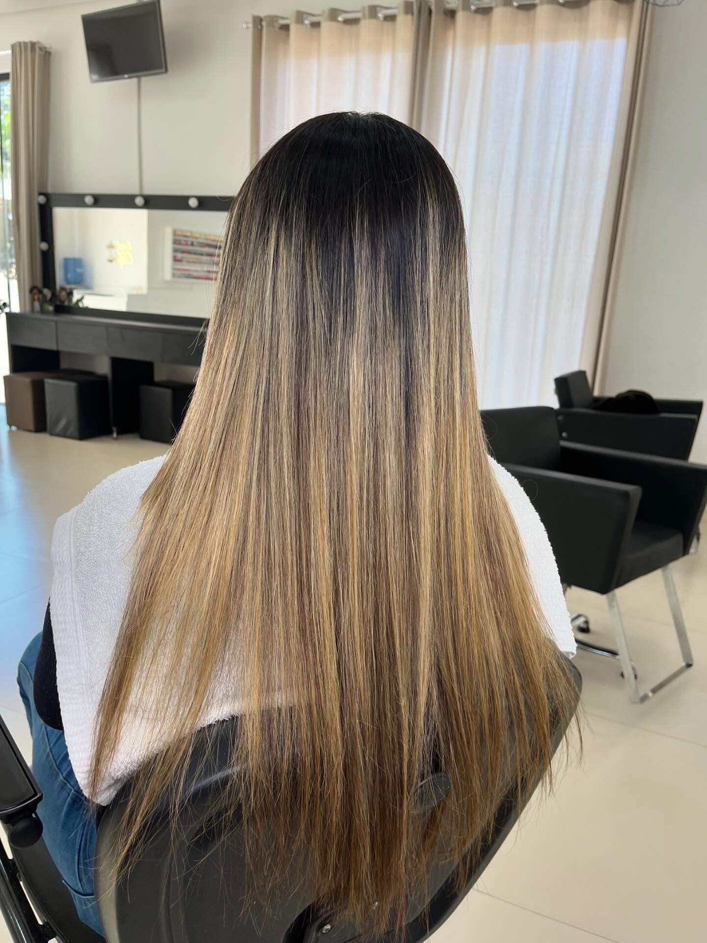 Cabelo longo liso com iluminado natural