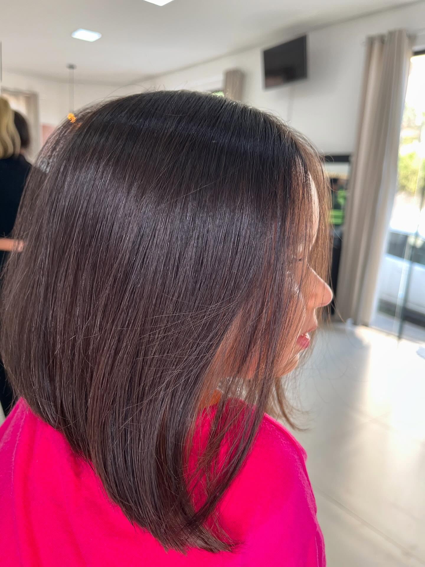 Corte de cabelo com fios alinhados e brilho