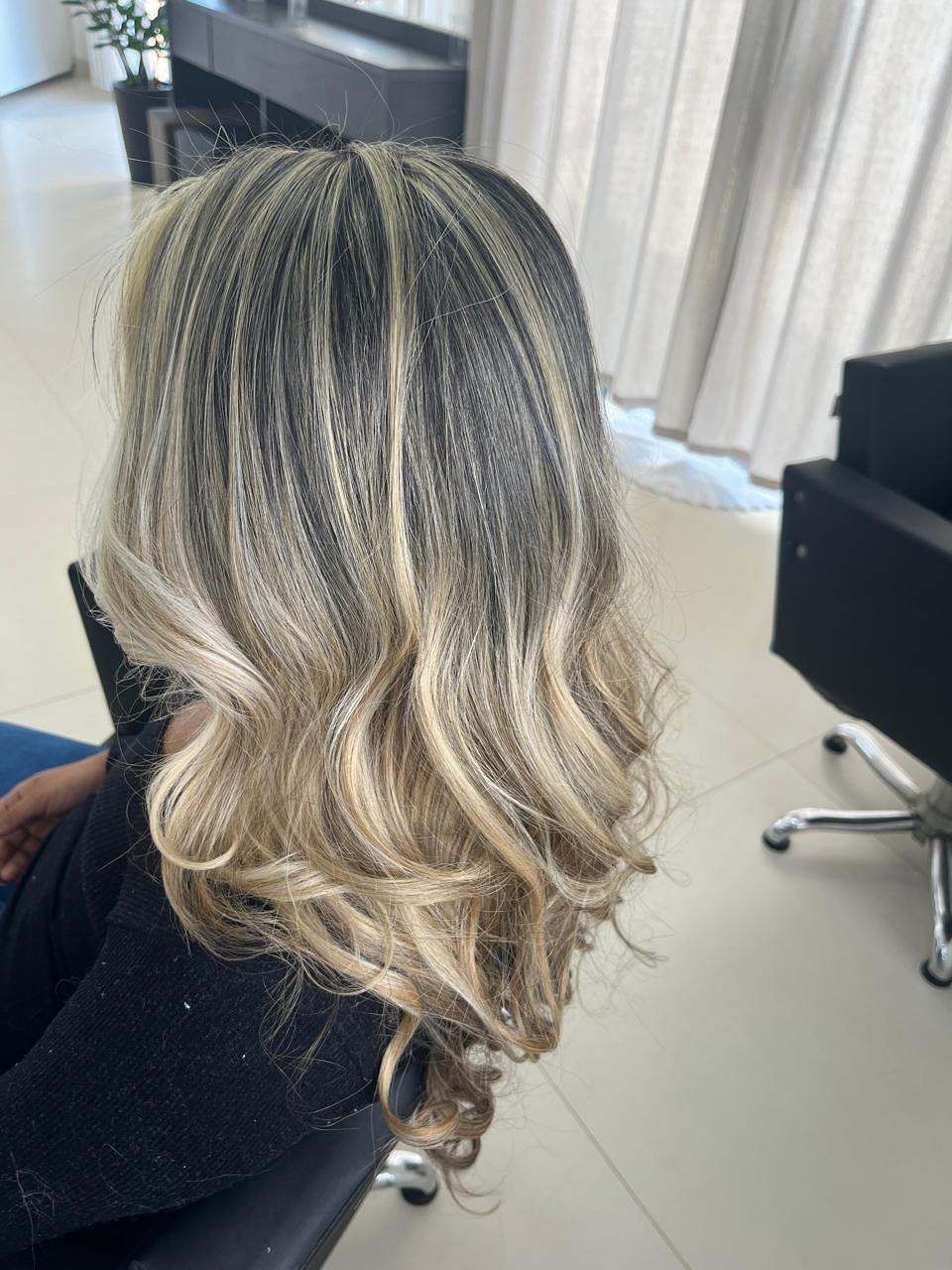 Resultado de cabelo com balayage loiro longo feito no Spazio Fran Ferreira