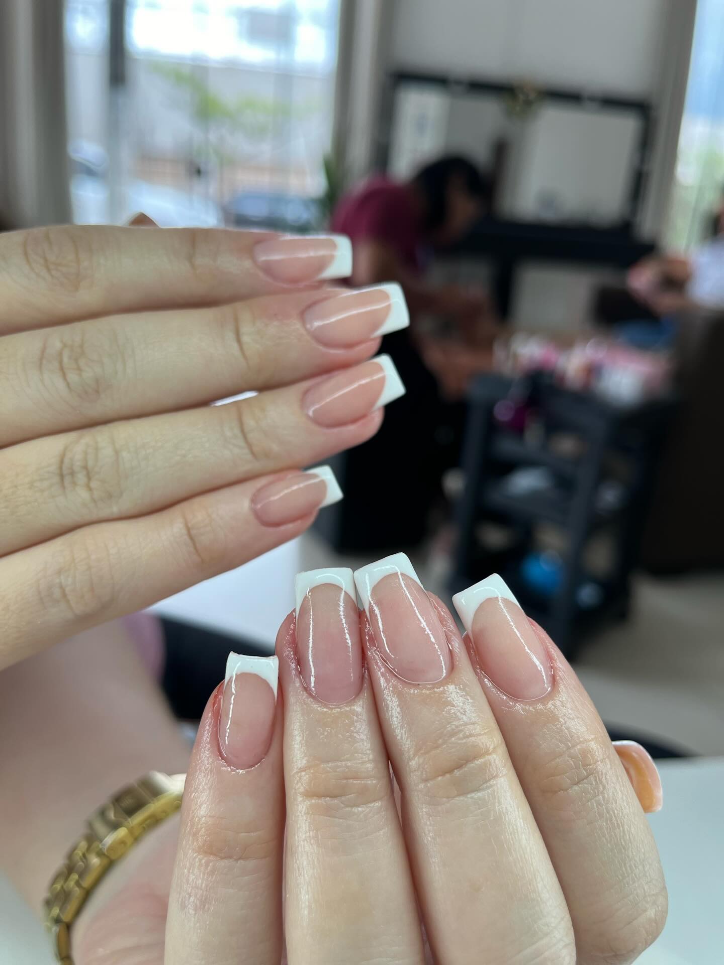 Unhas em francesinha com acabamento branco