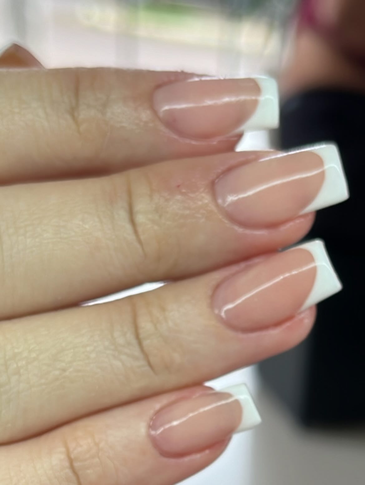 Unhas com francesinha de acabamento delicado