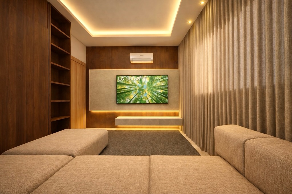 Projeto de home theater com luz indireta e marcenaria em madeira
