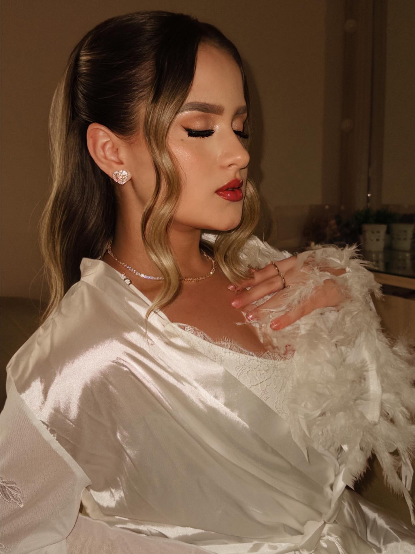 Maquiagem elegante com cabelo preso e ondas soltas