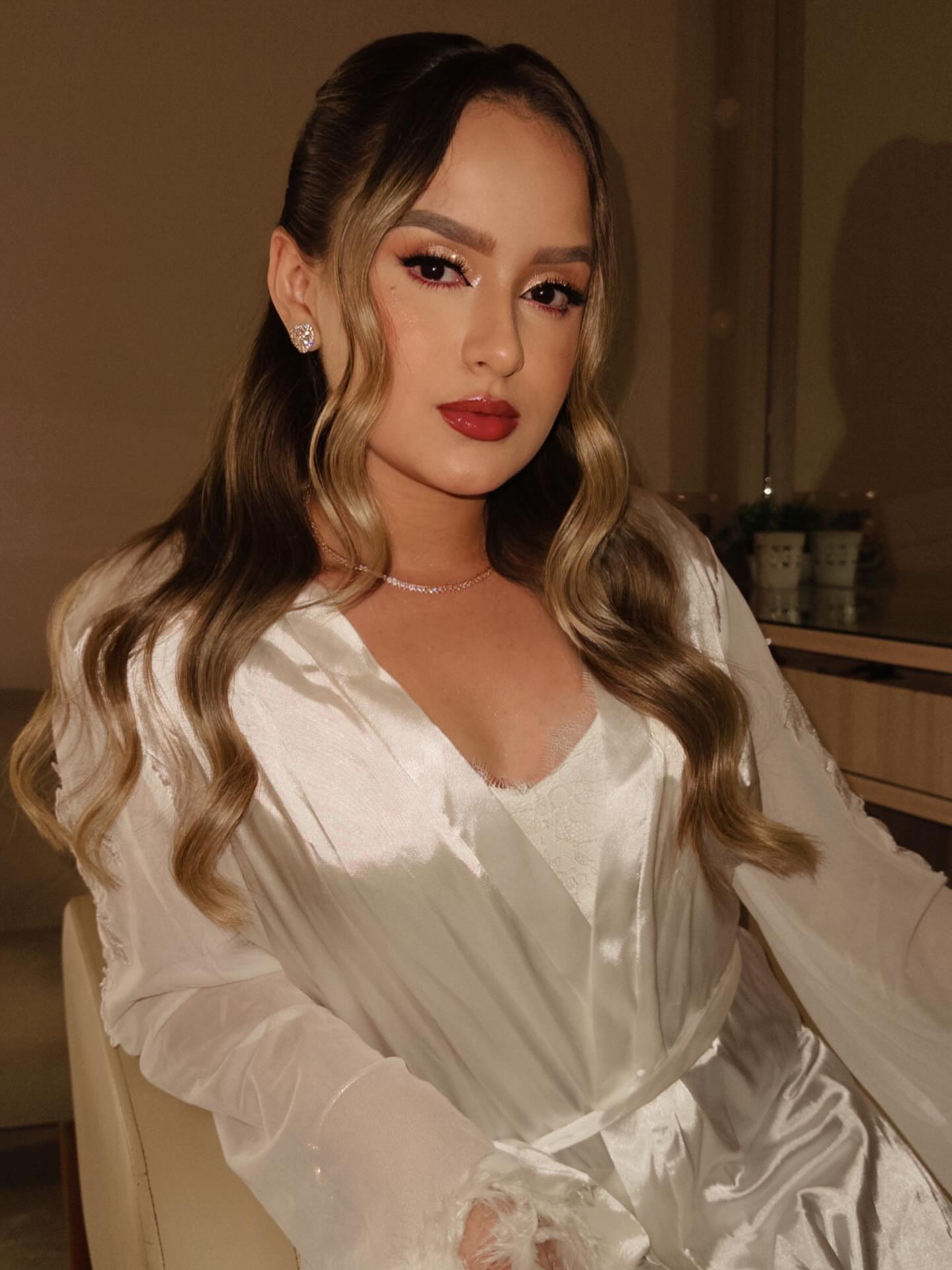 Cliente pronta para a festa com maquiagem e penteado do Studio Adria Queiroz