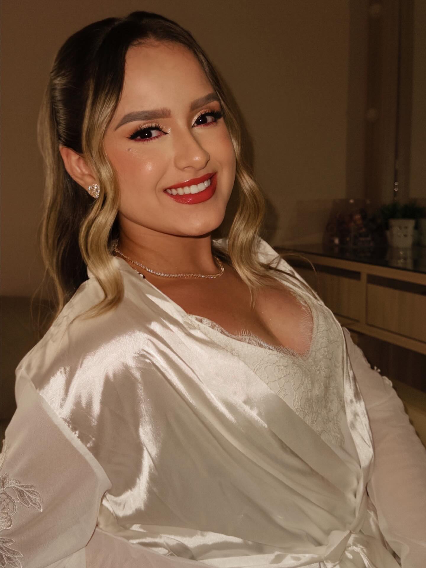 Cliente do Studio Adria Queiroz com maquiagem glam e penteado ondulado, pronta para o evento