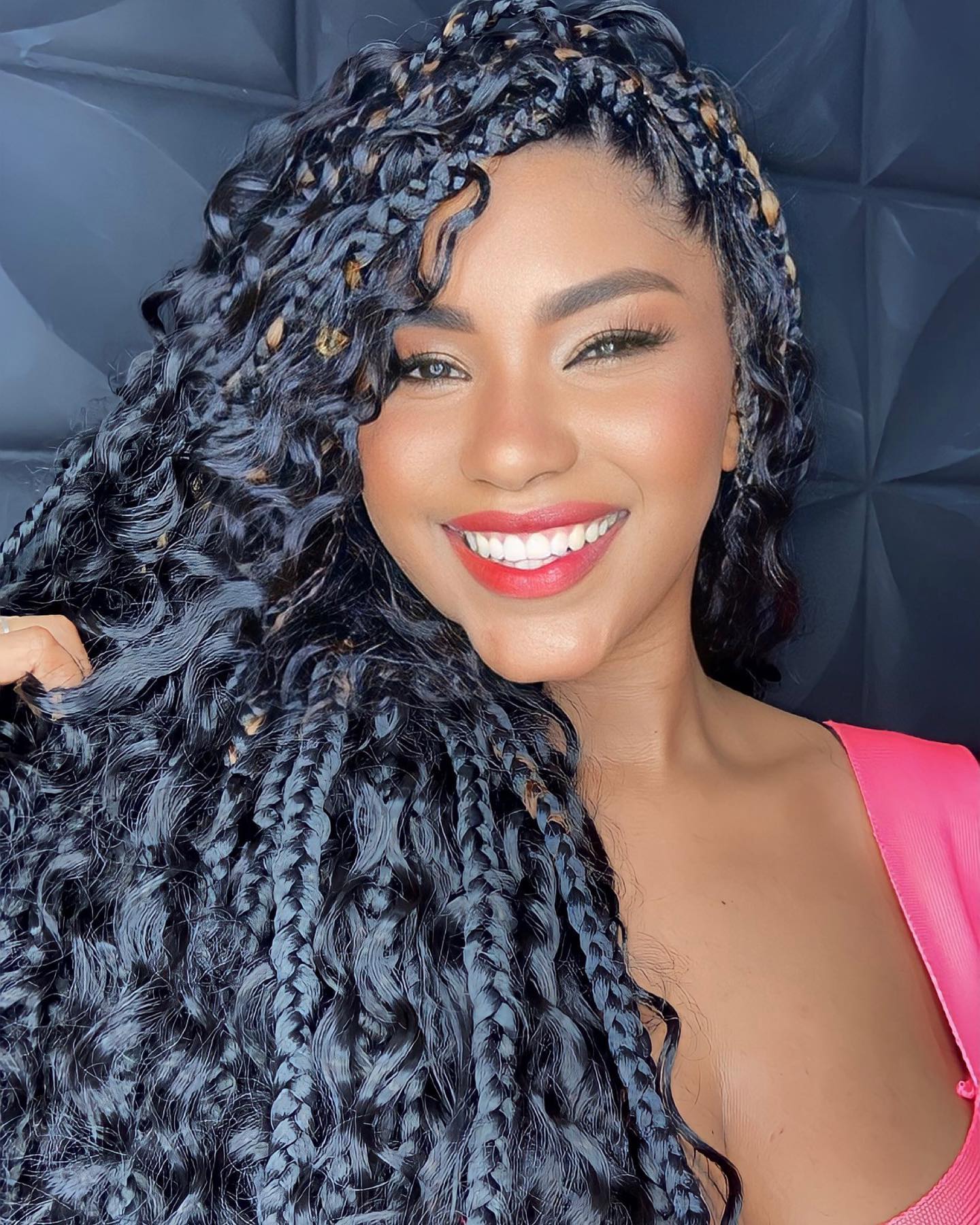 Tranças boho finalizadas por profissional do Studio Boss Beauty