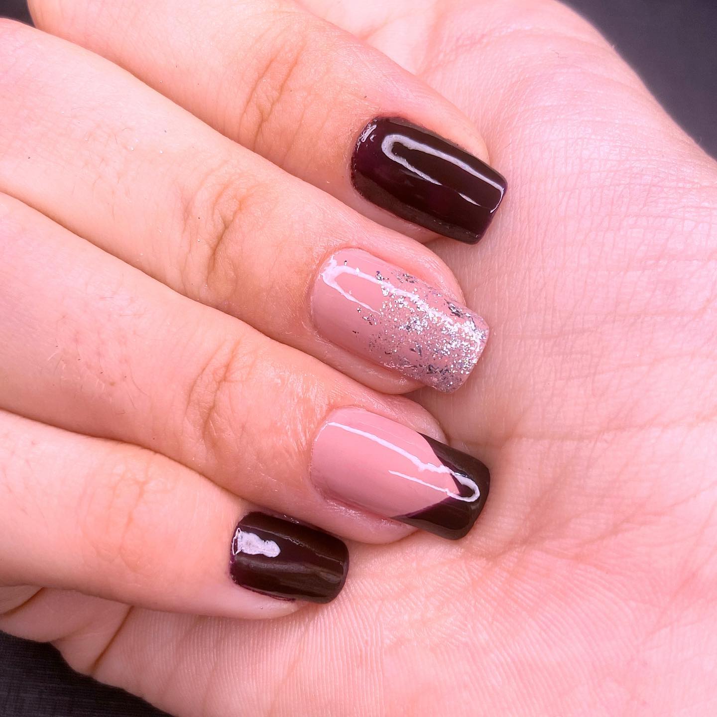 Unhas em tom vinho com brilho