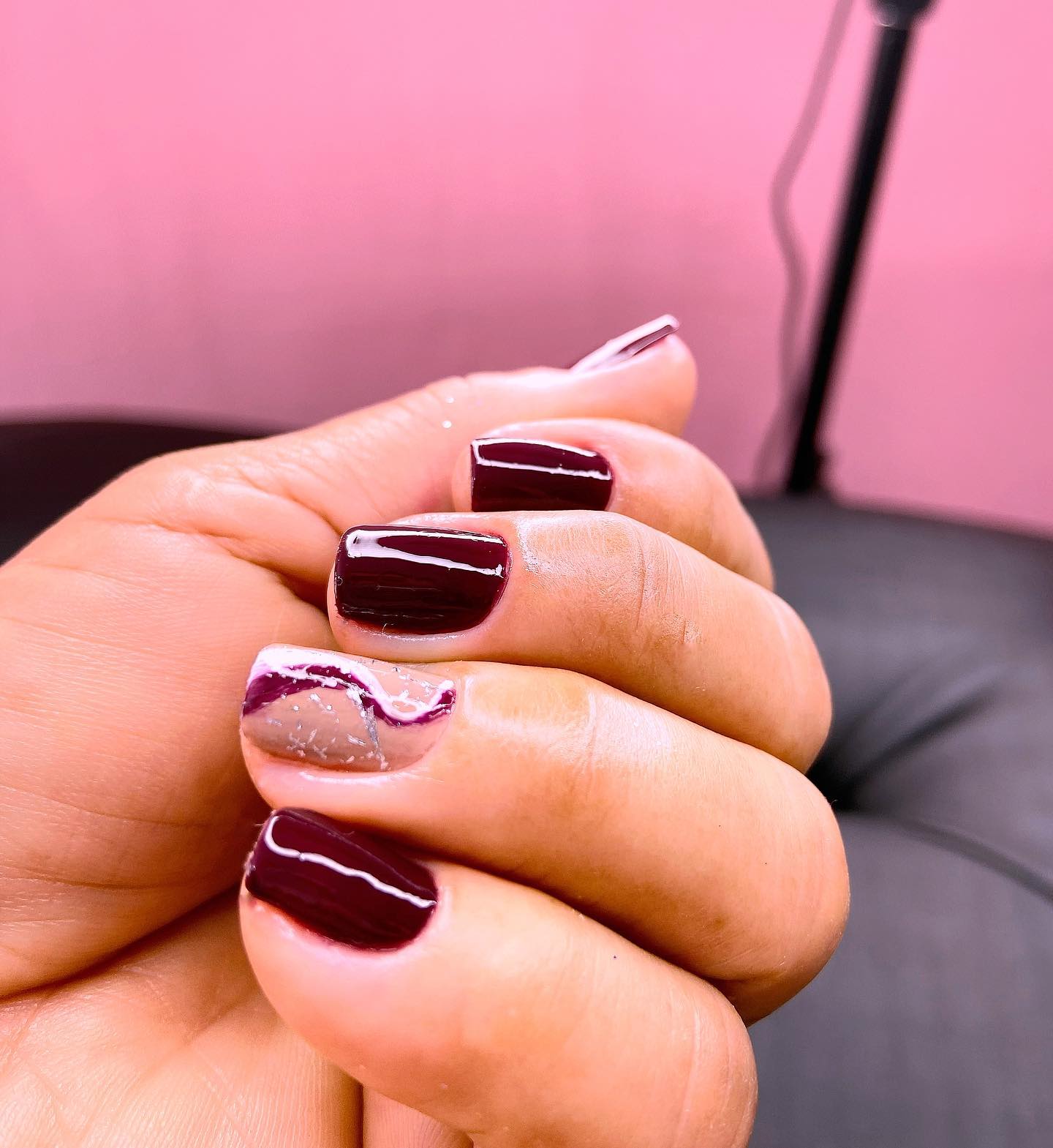 Unhas em tom vinho com desenho