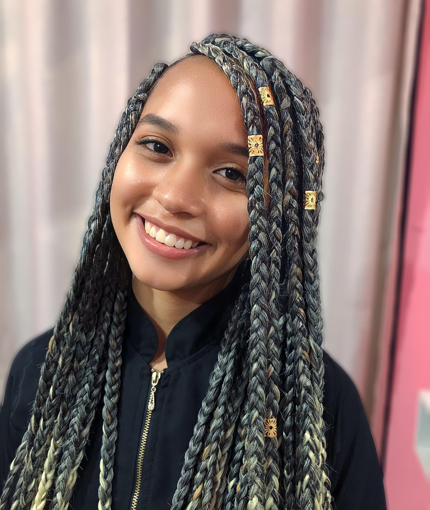 Cliente sorrindo com tranças finalizadas