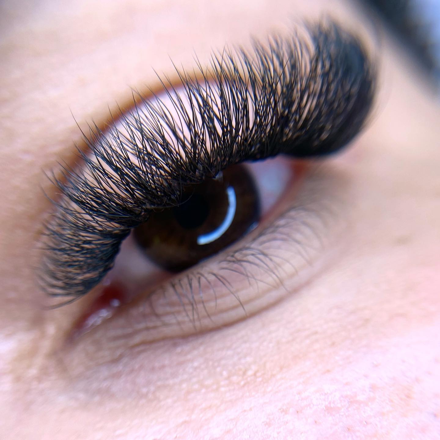 Cílios volumosos em macro do olhar