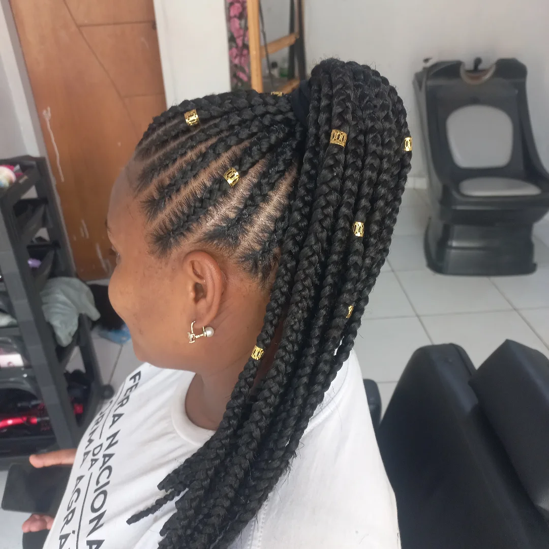 Rabo de cavalo de tranças box braids longas com miçangas douradas