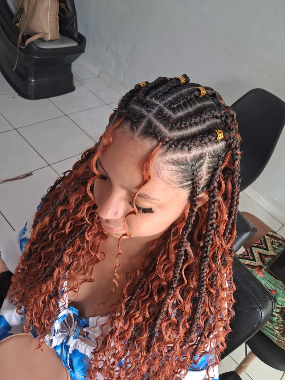 Tranças box braids com pontas cacheadas em tom cobre, feitas no Studio Jhainara Sousa