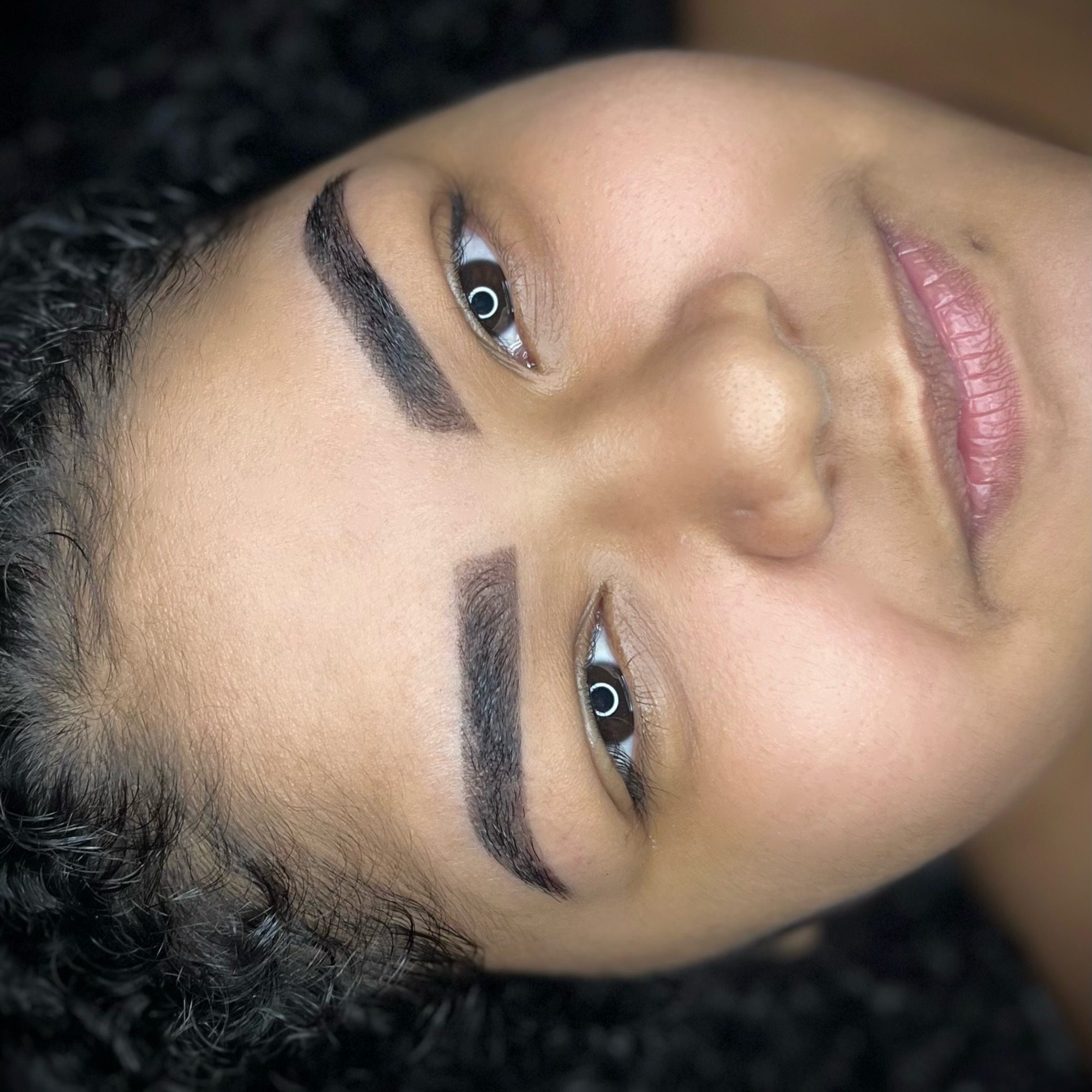 Cliente com sobrancelha desenhada no Studio Katia Sanara