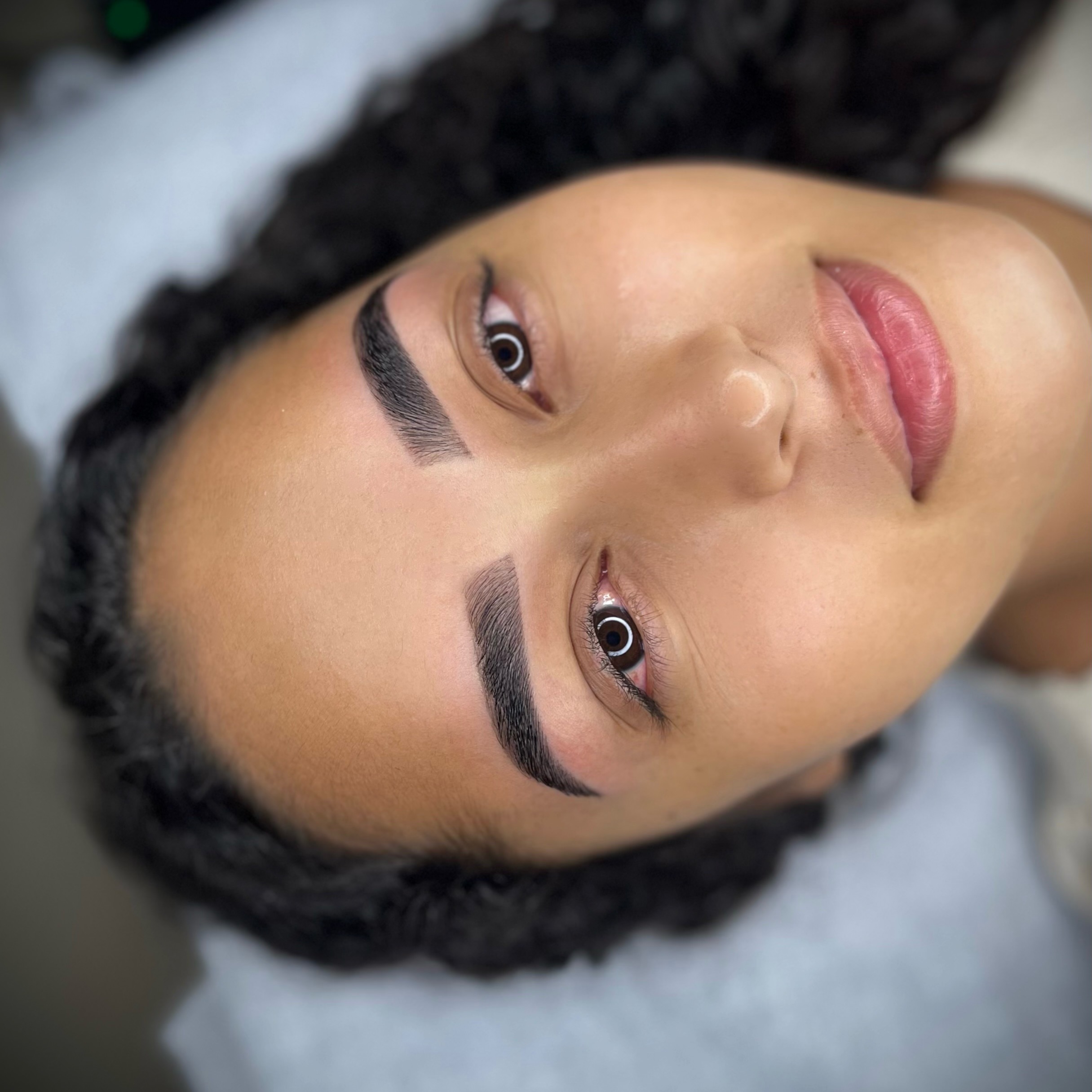 Sobrancelha com acabamento natural no Studio Katia Sanara