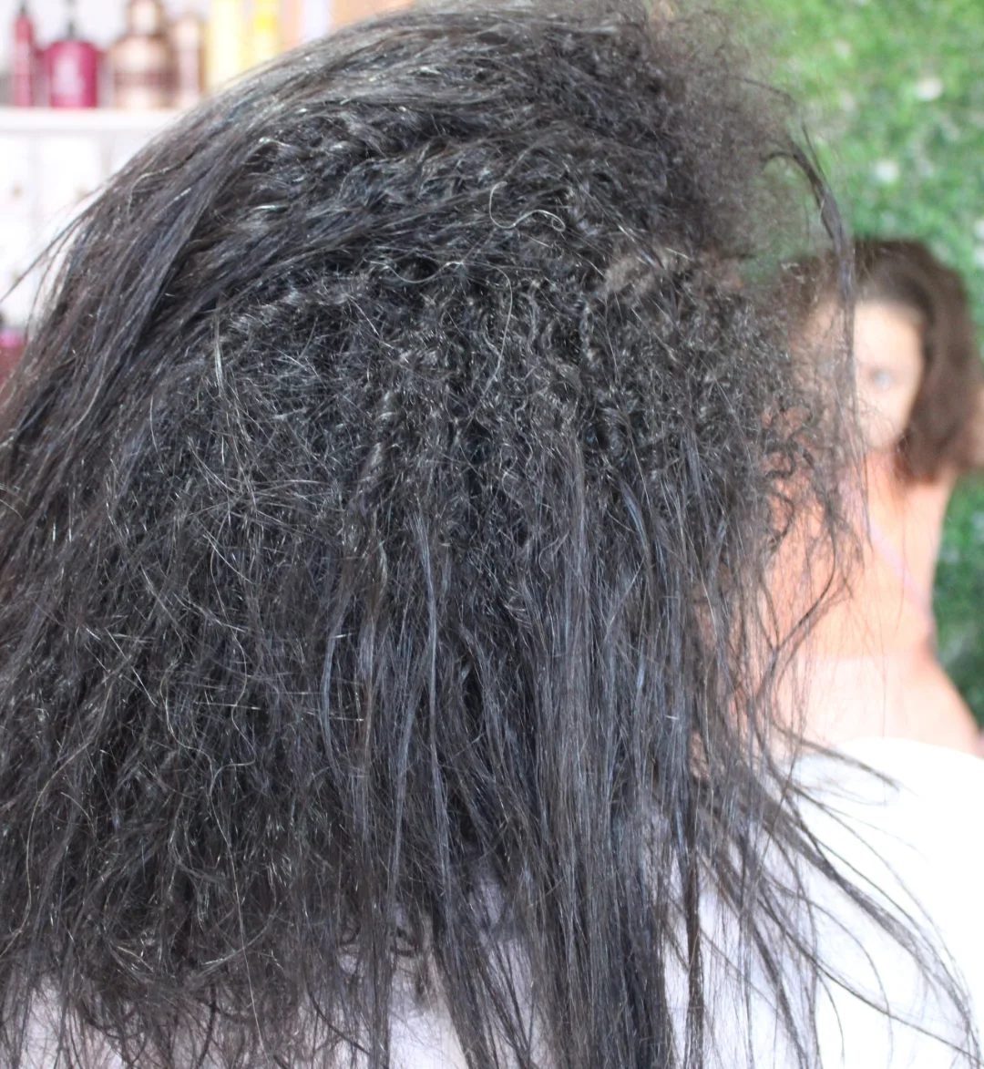 Cabelo com frizz antes do alisamento