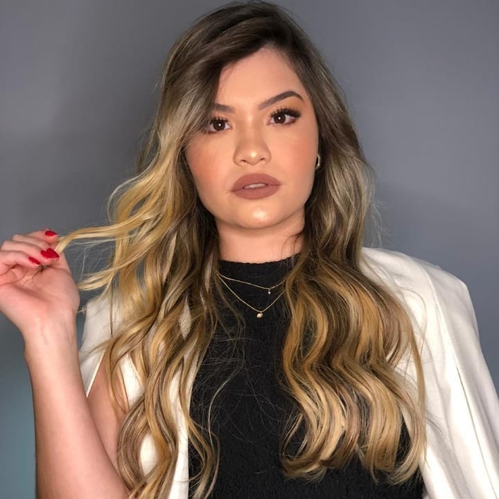 Loiro iluminado com ondas