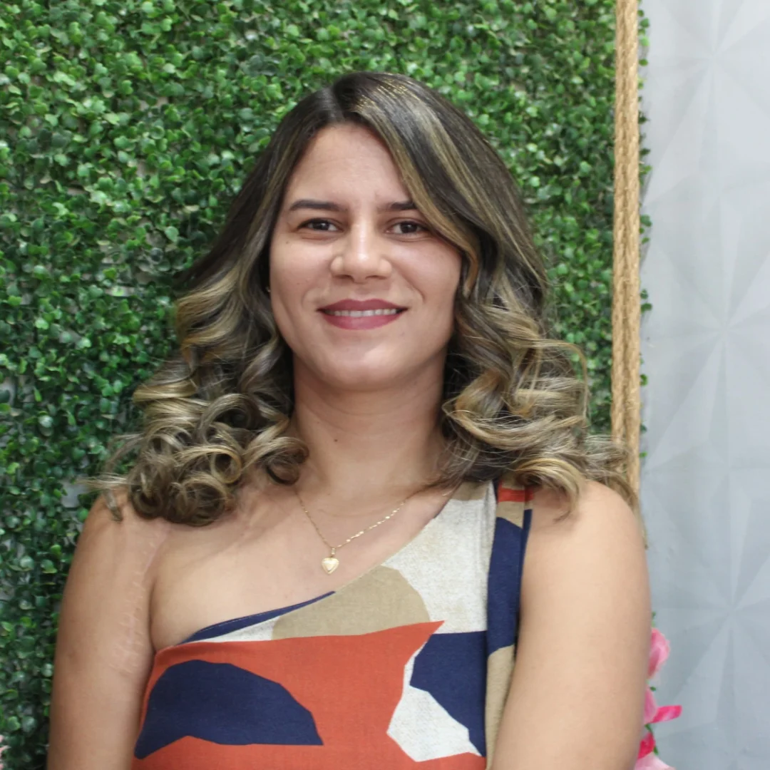 Cabelo com mechas e brilho