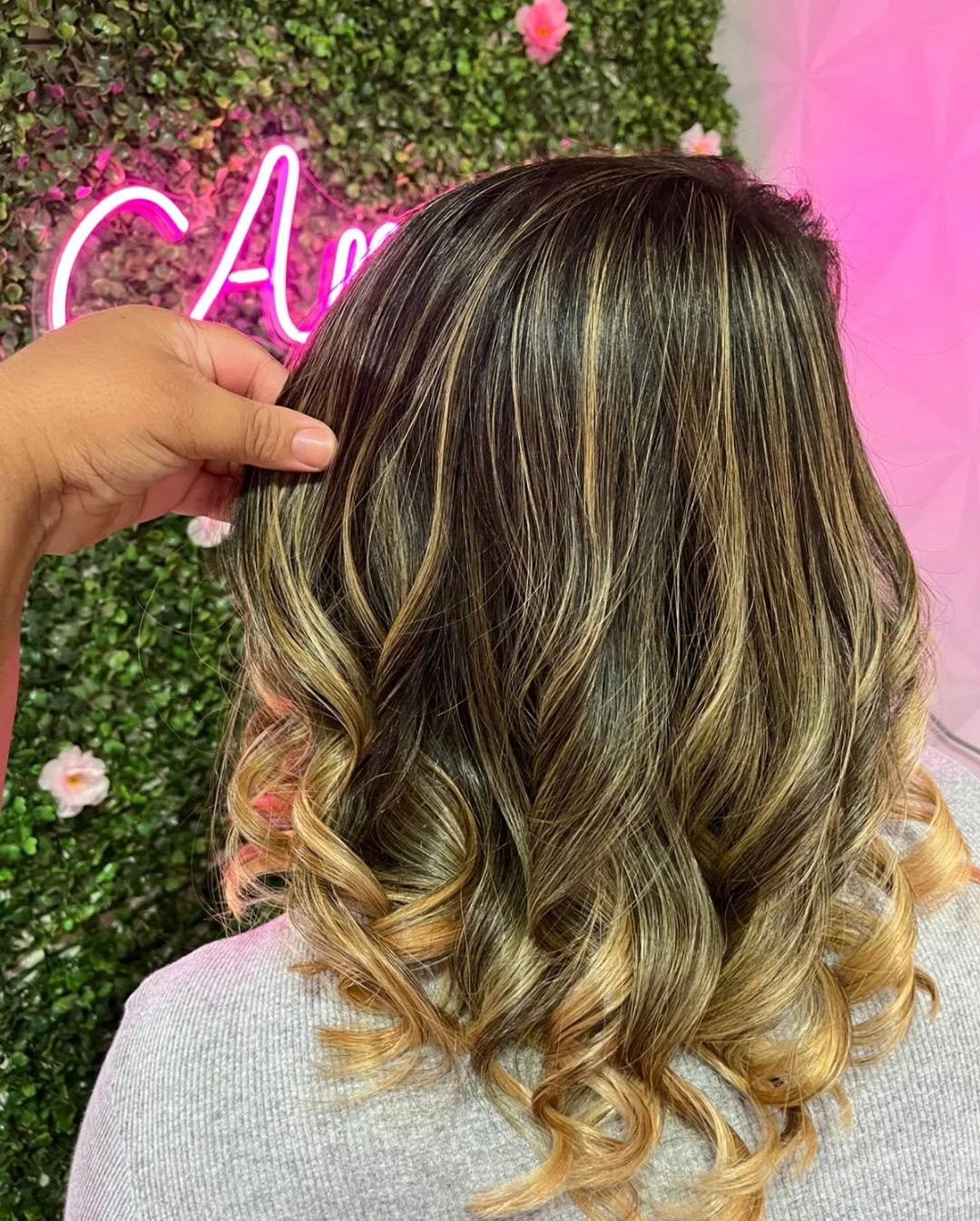 Cabelo com mechas e cachos