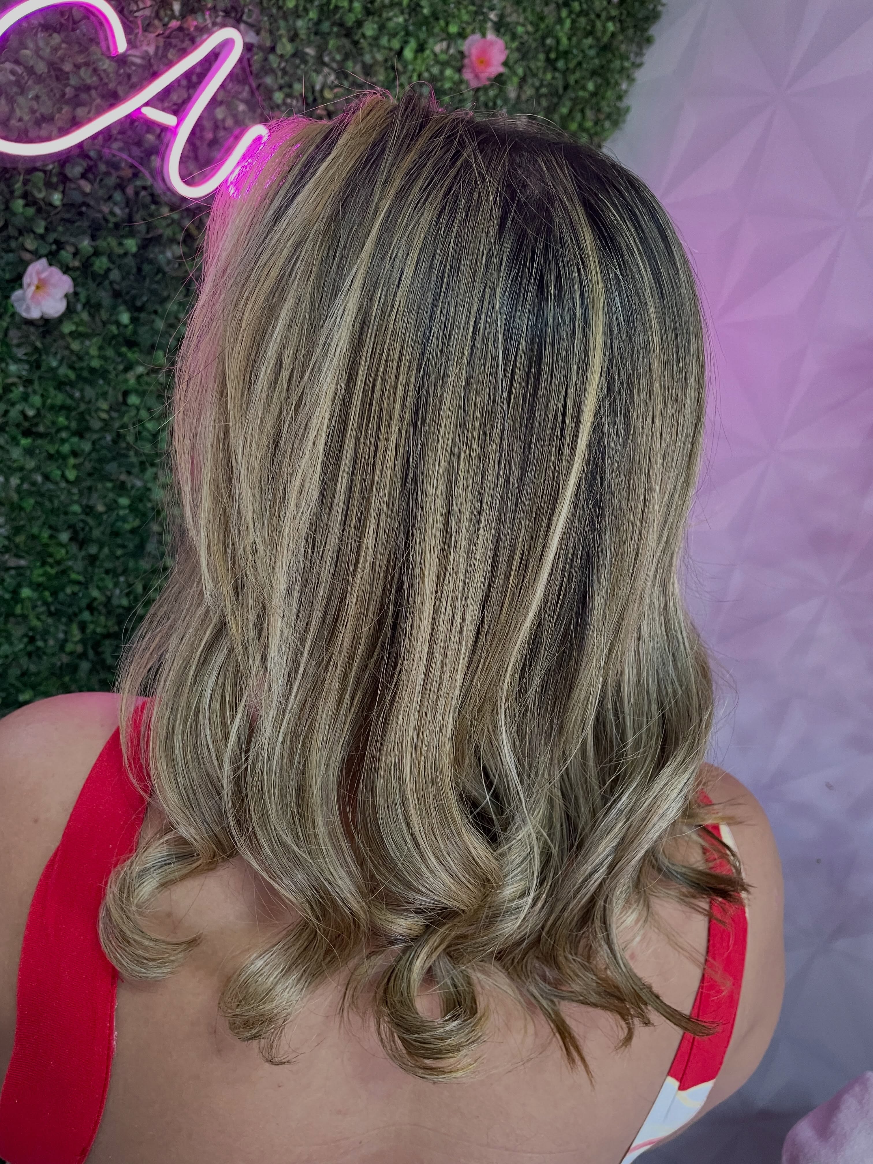 Cabelo loiro liso e alinhado