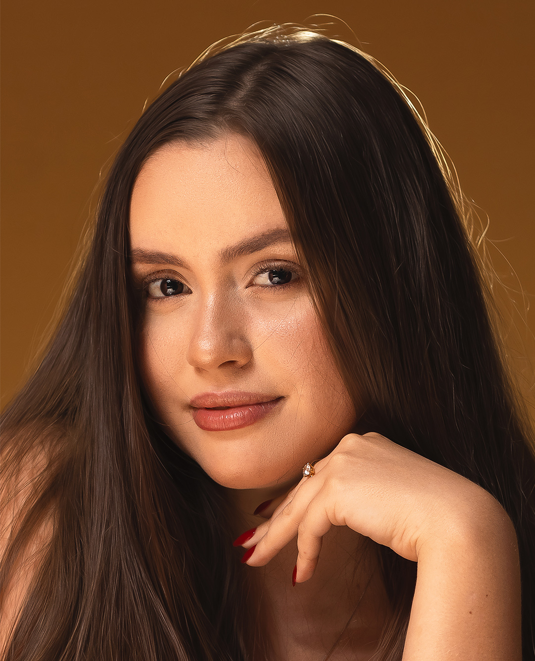Cliente do Studio Uani Ribeiro com maquiagem e sobrancelha